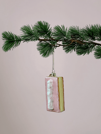 Roze tompouce kerstbal hangend in kerstboom, speels en opvallend ornament, combineer met andere gekke kerstballen en Vondels kerstornamenten