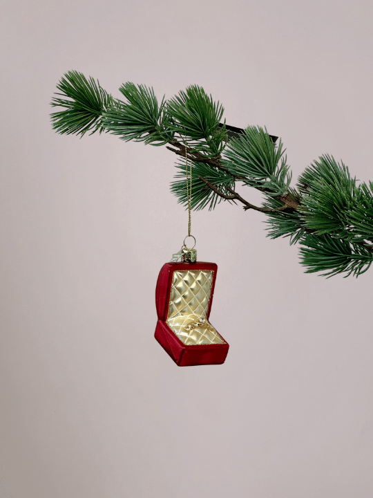 Vondels rood doosje kerstornament hangend in kerstboom, opvallend en luxe ornament, ideaal als cadeau voor verloofde koppels