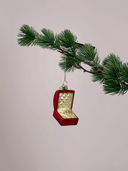 Vondels rood doosje kerstornament hangend in kerstboom, opvallend en luxe ornament, ideaal als cadeau voor verloofde koppels