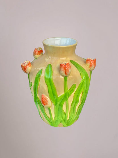 Decoratieve tulpenvaas van keramiek met oranje tulpen en groene stengels als woonaccessoire