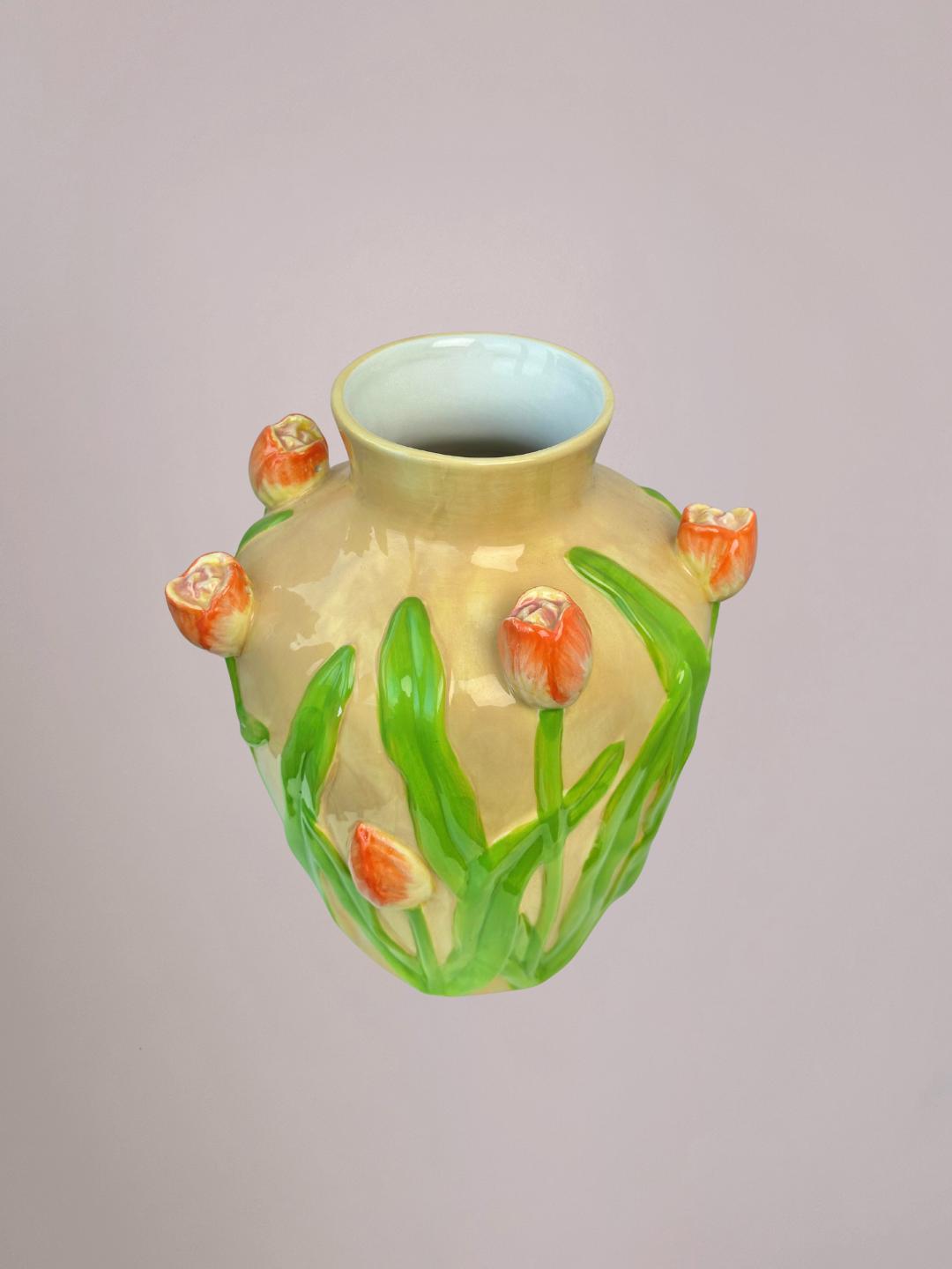 Detail van keramieken tulpenvaas met 3D-effect en handgemaakt tulpenreliëf
