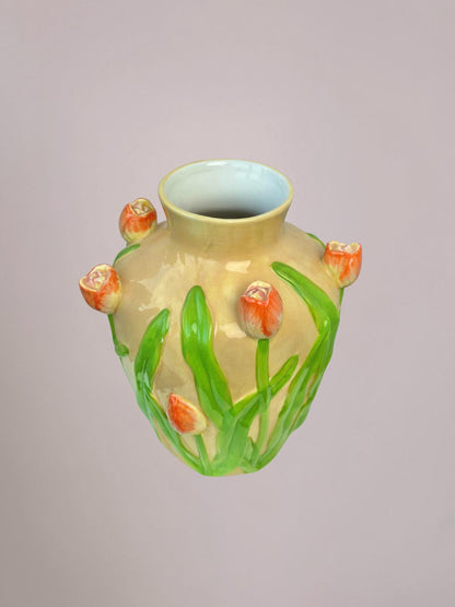 Detail van keramieken tulpenvaas met 3D-effect en handgemaakt tulpenreliëf