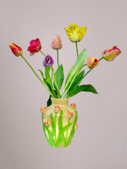 Zijden tulpenboeket van Silk-ka met kleurrijke tulpen, stijlvol geschikt door Anja Bloementrends