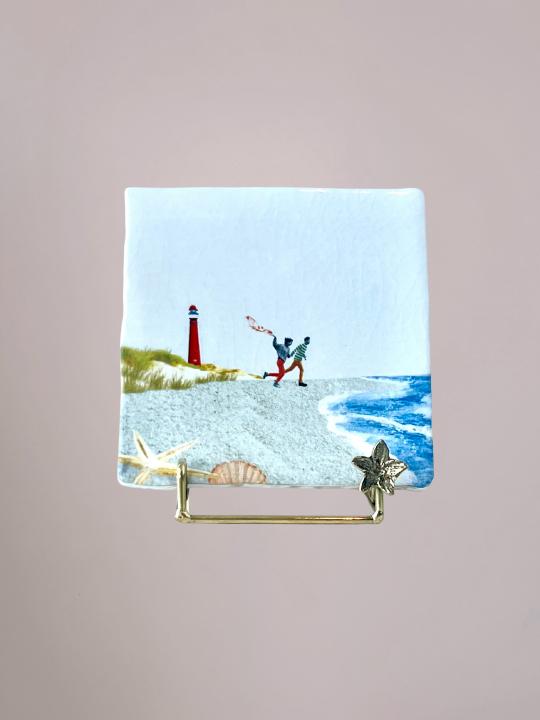 StoryTiles Uitwaaien Op Schier tegeltje met sfeervol Wadden en strandontwerp, handgemaakt tegeltje van 10x10 cm