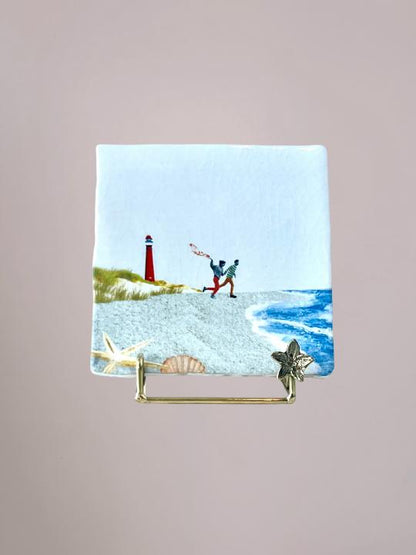 StoryTiles Uitwaaien Op Schier tegeltje met sfeervol Wadden en strandontwerp, handgemaakt tegeltje van 10x10 cm