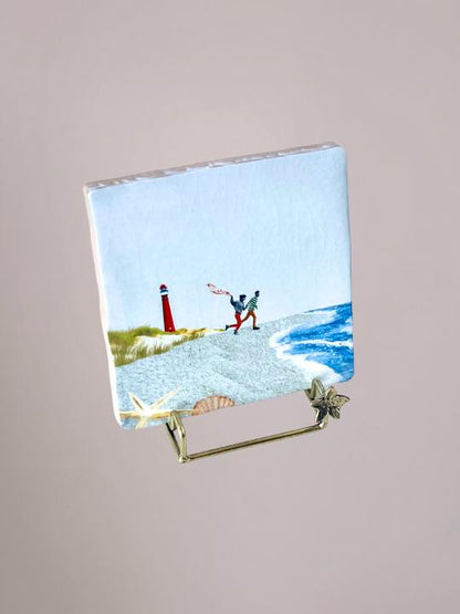 StoryTiles Uitwaaien Op Schier tegeltje met sfeervol Wadden en strandontwerp, handgemaakt tegeltje van 10x10 cm