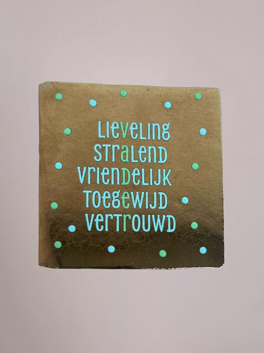 Handgemaakt keramieken Vaderdag tegeltje met woorden waarbij de letters van “VADER” in kleur zijn geaccentueerd, 10x10 cm.