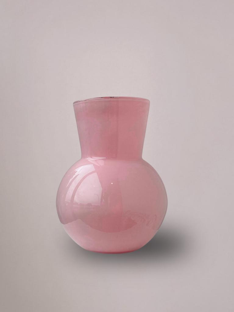Roze glazen vaas van Anja Bloementrends 29 cm hoog