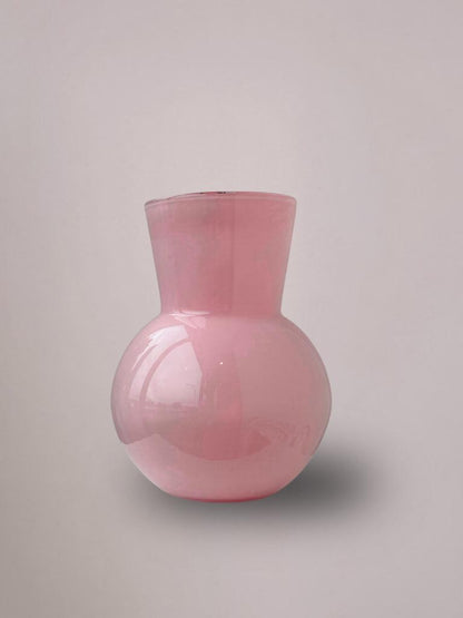Roze glazen vaas van Anja Bloementrends 29 cm hoog