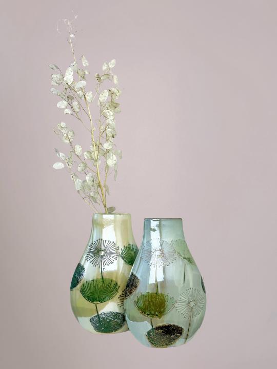 platte vaas vensterbank en smalle vaas vensterbank samen in lichtgroen en beige met paardenbloemen