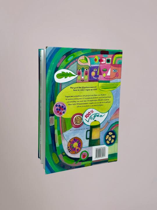 Achterzijde van het hardcover boek Vegan met Vrienden met samenvatting en kleurrijke illustraties, alleen in Zwolle bij Anja Bloementrends.