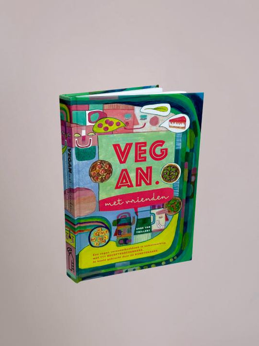 Staande productfoto van de voorkant van Vegan met Vrienden, een kookboek en kunstboek in één, verkrijgbaar bij Anja Bloementrends.
