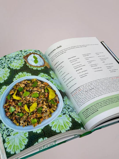 Open pagina van Vegan met Vrienden met het recept voor groene curry en bijbehorende kunstillustratie, exclusief bij Anja Bloementrends.