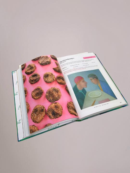 Pagina met opvallende roze kunstillustratie uit Vegan met Vrienden, een kookboek en koffietafelboek in één, exclusief bij Anja Bloementrends