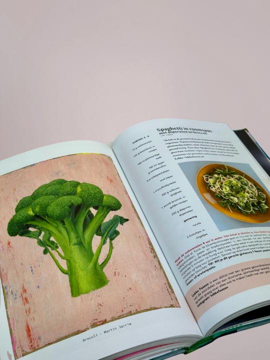 Receptpagina met broccoli gerecht en kleurrijke kunstillustratie uit Vegan met Vrienden, verkrijgbaar bij Anja Bloementrends in Zwolle.