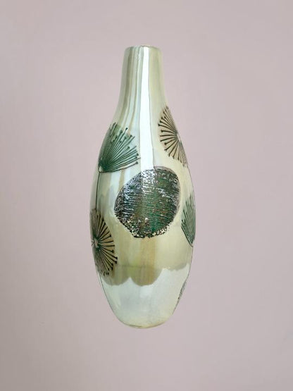 zijkant van beige vensterbank vaas met platte vorm