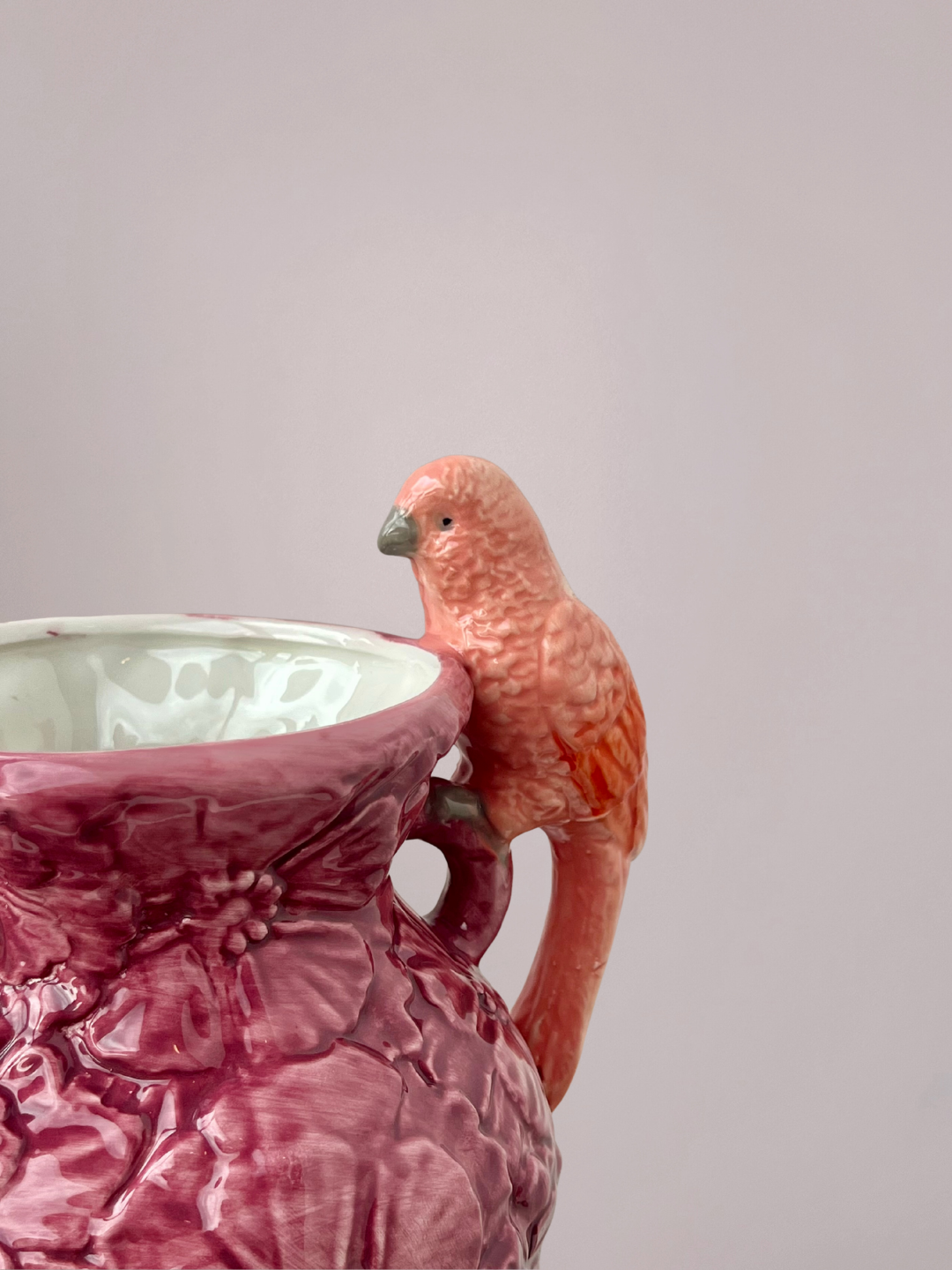 Stenen paarse vaas met vogelmotief, decoratieve en stijlvolle woonaccessoire