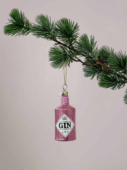 Ornament Vondels Ginfles Roze met glitters hangend in kerstboom met lichtroze achtergrond.