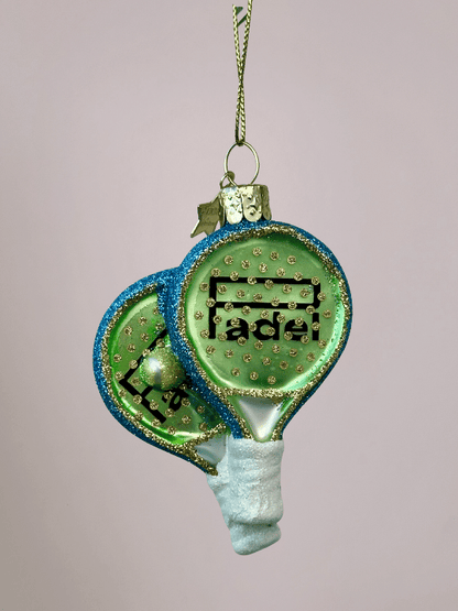 Vondels kerstbal padelrakets van glas in groen met blauwe rand en witte handvaten, sportief kerstornament met lichtroze achtergrond.
