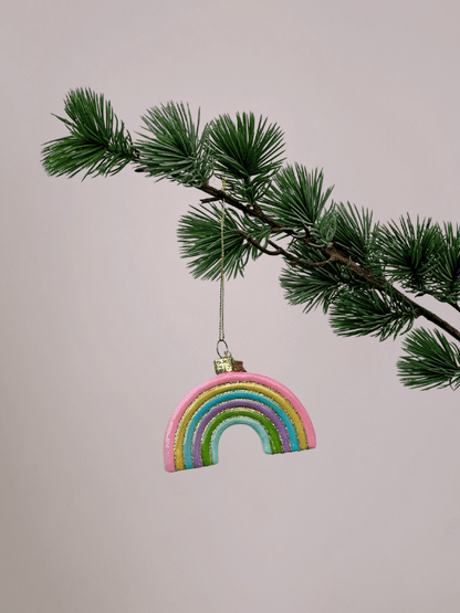 Vondels Regenboog kerstbal hangend in kerstboom, kleurrijk en sprankelend ornament voor kinderen en liefhebbers van bijzondere kerstballen