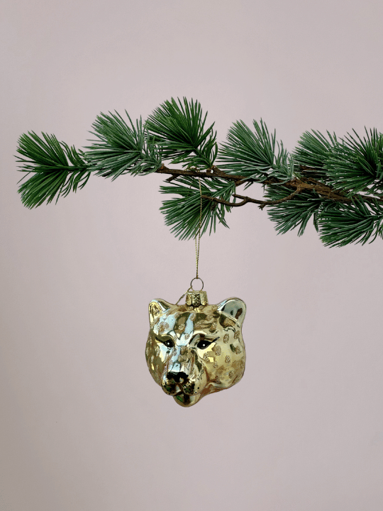 Vondels panterhoofd goud kerstbal hangend in kerstboom, opvallend glazen ornament voor foute, gekke en bijzondere kerstdecoratie