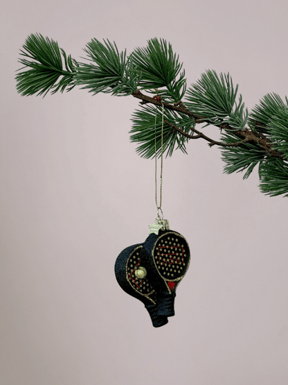 Vondels zwarte padel kerstbal met gouden glitterrand en rode details hangend in kerstboom, bijzondere glazen kerstornament