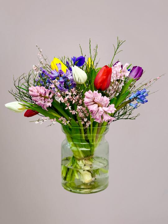 Voorjaarsboeket met tulpen, hyacinten en ranonkels in verschillende kleuren
