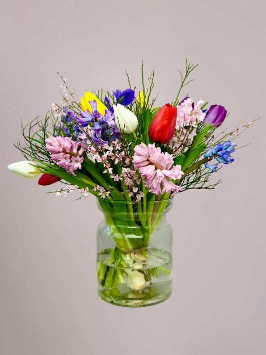 Voorjaarsboeket met tulpen, hyacinten en ranonkels in verschillende kleuren