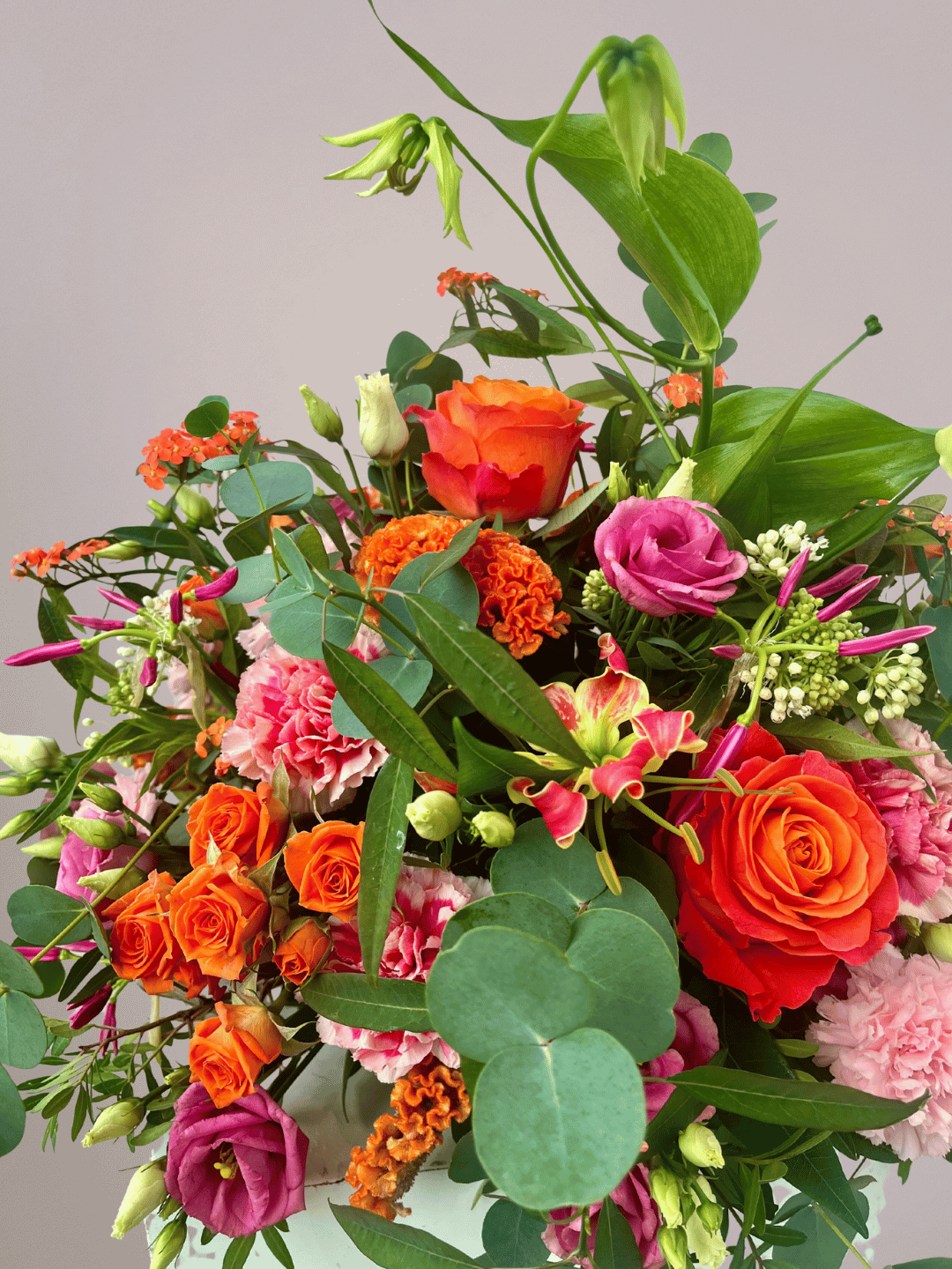 ouwboeket met een mix van kleurrijke bloemen, samengesteld in Zwolle om het leven van een dierbare op een warme manier te herdenken.