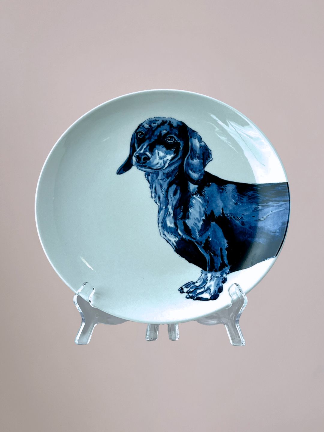Wandbord drieluik met teckel, drie keramische borden die samen een langwerpige hond vormen als speelse wanddecoratie