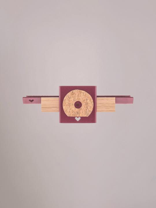 Achterzijde van de bordeaux wandplank klein met ophangpunten zichtbaar.