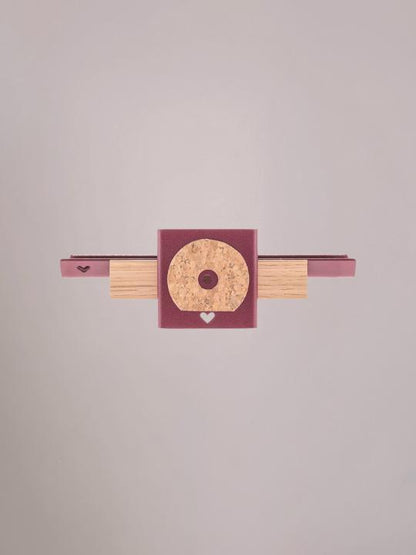 Achterzijde van de bordeaux wandplank klein met ophangpunten zichtbaar.