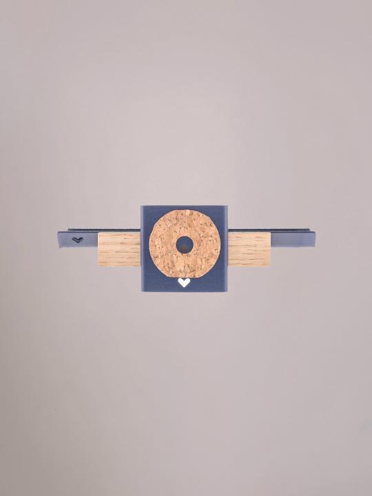 Achterkant van de donkerblauwe wandplank klein met ophangpunten.