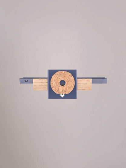 Achterkant van de donkerblauwe wandplank klein met ophangpunten.