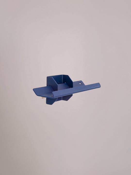 Donkerblauwe wandplank klein van Studio Mippe, luxe en modern.