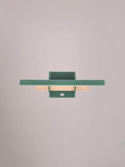 Groene wandplank klein van Studio Mippe, fris en zacht, gezien vanaf de voorkant.