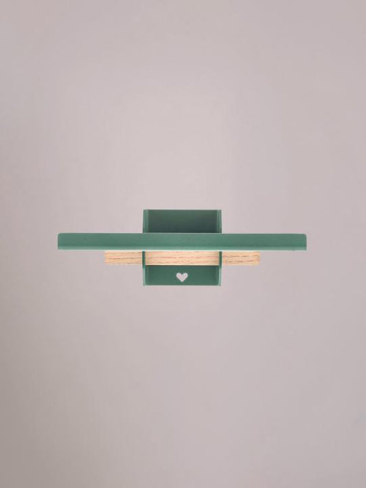 Groene wandplank klein van Studio Mippe, fris en zacht, gezien vanaf de voorkant.