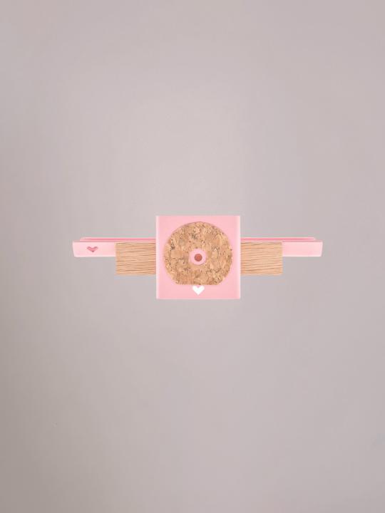 Achterzijde van het lichtroze wandplankje met ophangpunten.