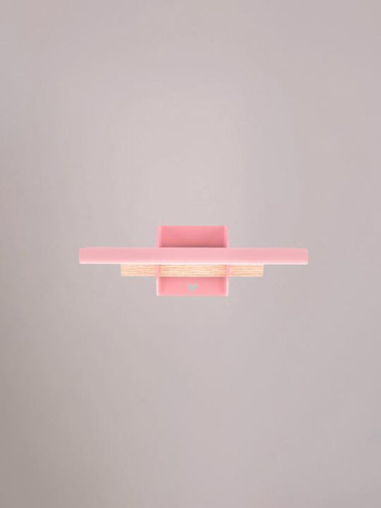 Lichtroze wandplank klein van Studio Mippe, zacht en vriendelijk, gezien vanaf de voorkant.