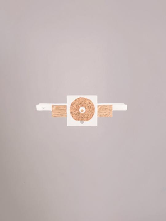 Achterkant van de witte wandplank klein van Studio Mippe met ophangpunten.