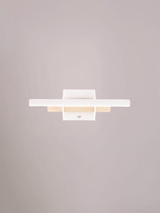 Voorkant van de witte wandplank klein van Studio Mippe, fris en minimalistisch.