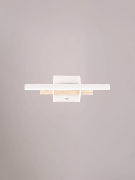 Voorkant van de witte wandplank klein van Studio Mippe, fris en minimalistisch.