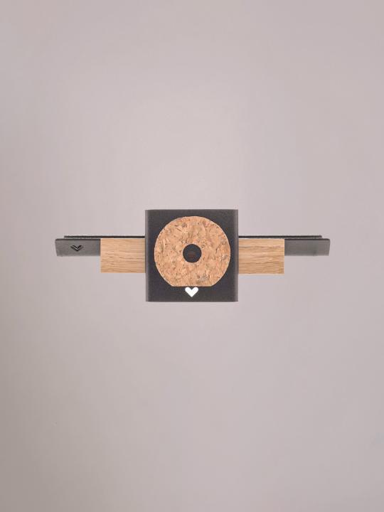 Achterzijde van de zwarte wandplank klein met ophangpunten zichtbaar.