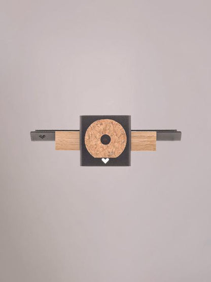 Achterzijde van de zwarte wandplank klein met ophangpunten zichtbaar.