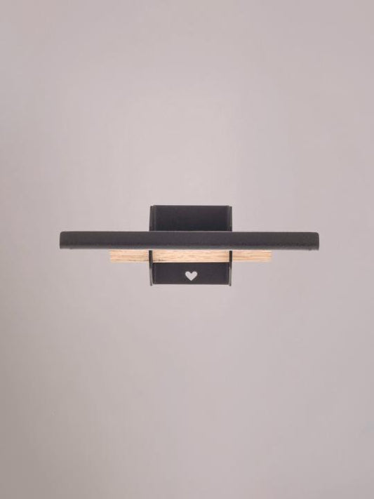 Voorkant van de zwarte wandplank klein van Studio Mippe, modern en krachtig.