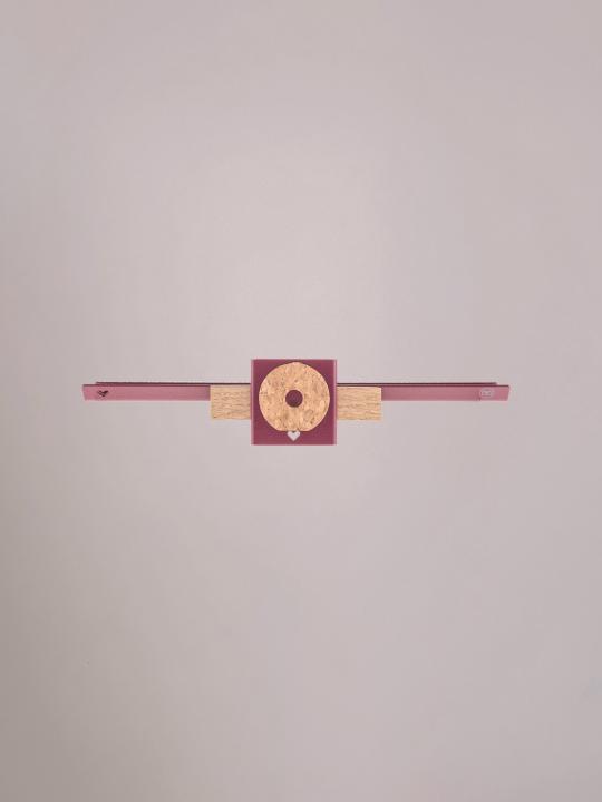 Achterzijde van de bordeaux wandplank medium met ophangbeugel.