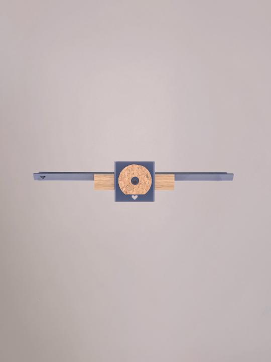 Achterkant van de donkerblauwe wandplank medium met ophangbeugel.