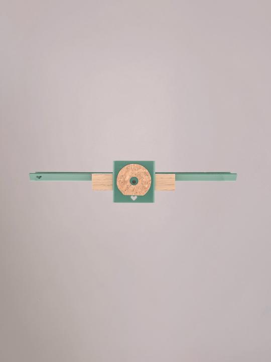 Achterzijde van de groene wandplank medium met bracketbevestiging.