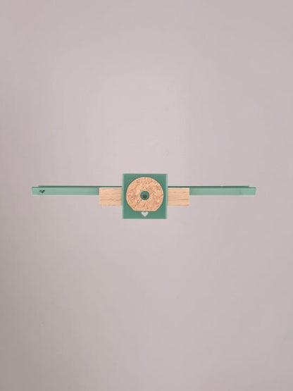 Achterzijde van de groene wandplank medium met bracketbevestiging.