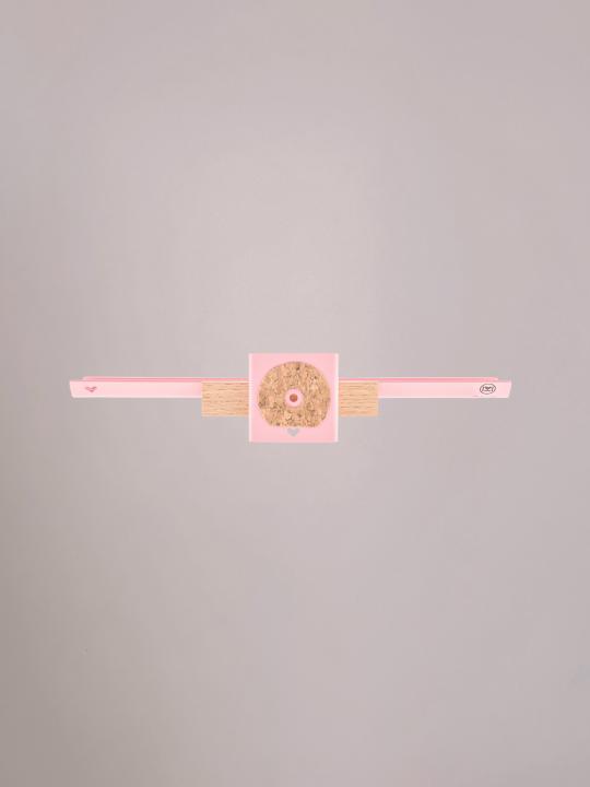 Achterkant van de lichtroze wandplank medium met bracketbevestiging.